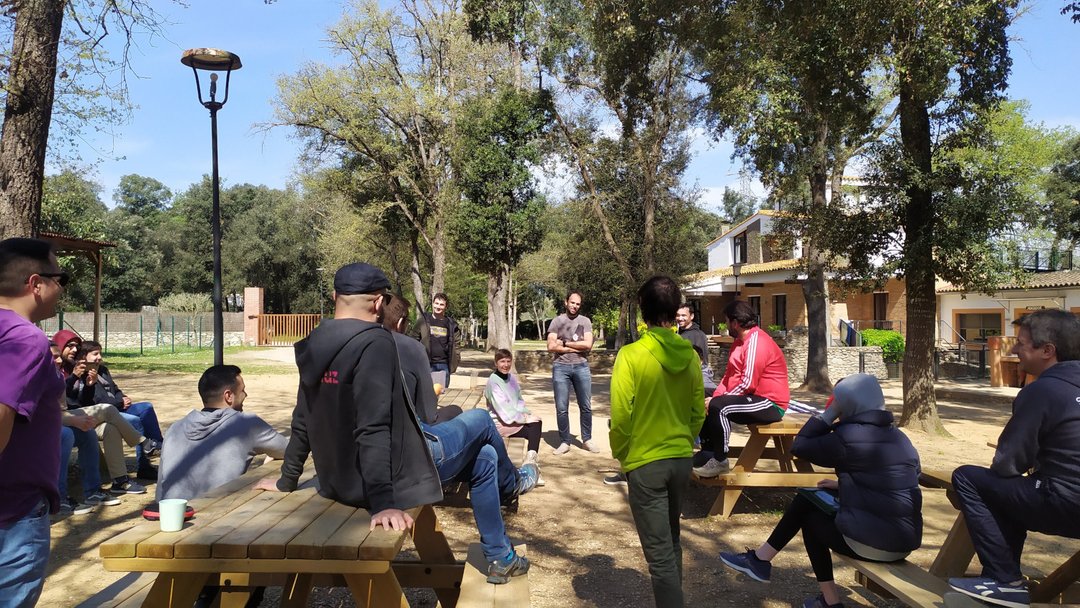 Gente reunida al aire libre