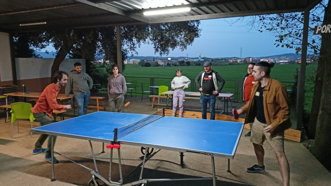 Gente jugando al ping-pong