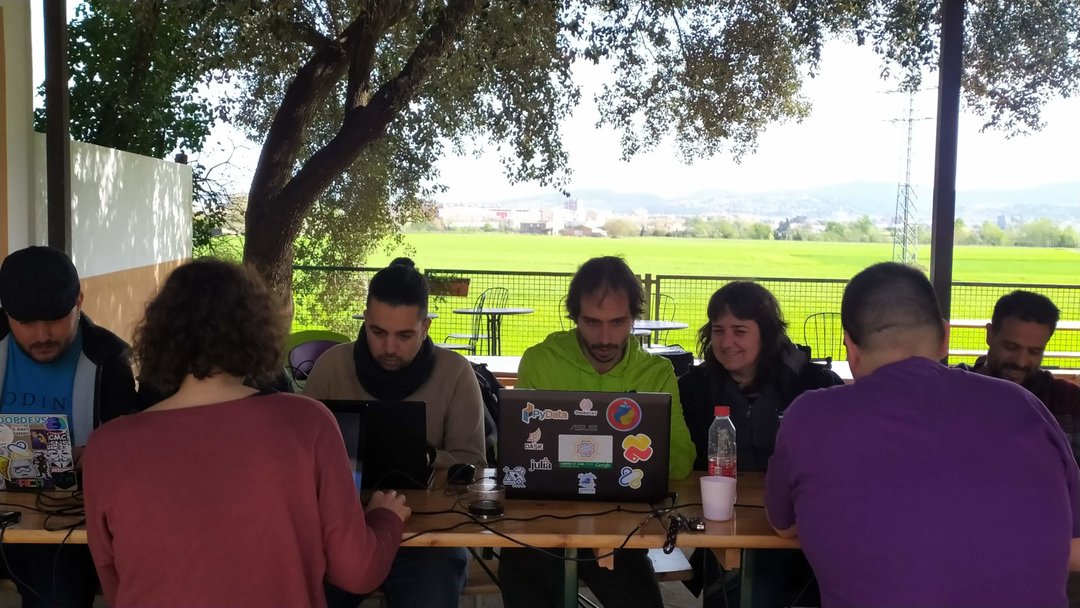 Gente trabajando en un proyecto